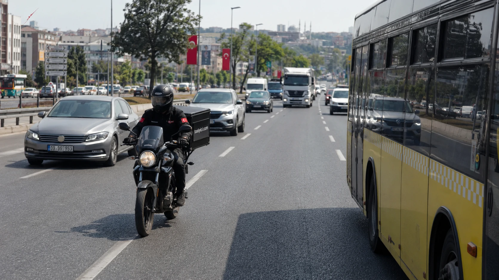 Moto kurye İstanbul trafiğinde otobüsün kör noktasından uzakta güvenli konumda ilerliyor